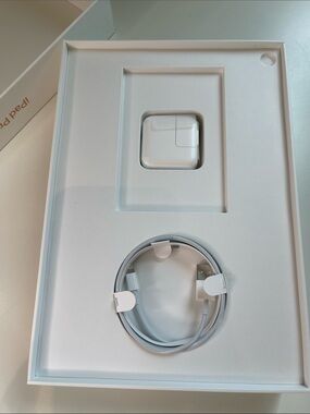 Apple iPad Box w/charging cord